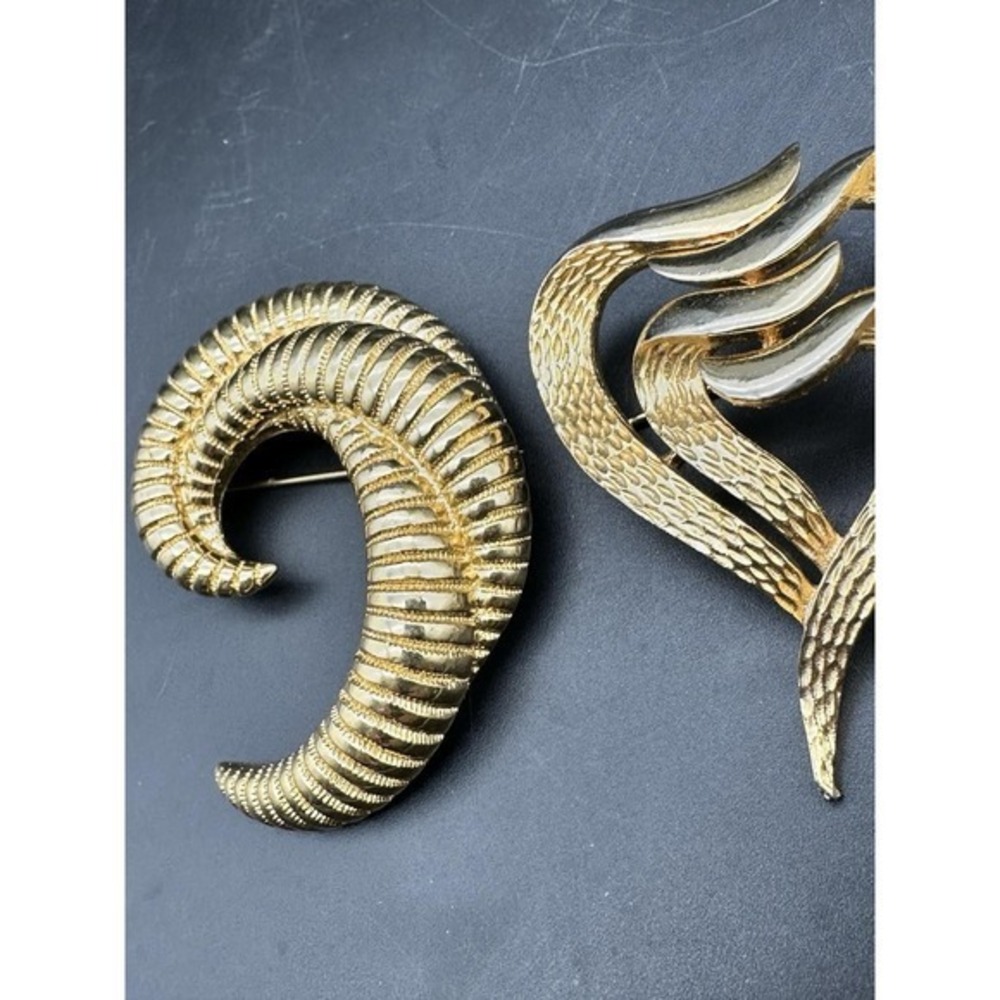 Vintage Set Gold-tone Monet Ribbed Crescent‎ Modernist Heart Large Brooch Pins - Picture 3 of 8